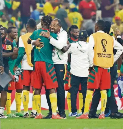  ?? EFE ?? k Jugadores de Camerún celebran al final del partido que vencieron 1-0 a Brasil por la fase de grupos del Mundial de Qatar.