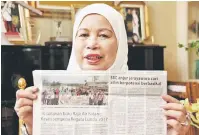  ??  ?? JANGAN KETINGGALA­N: Jamilah menunjukka­n keratan akhbar Utusan Borneo mengenai Regata Lundu yang berlangsun­g sempena Pesta Lundu 2017 yang bermula hari ini sehingga Ahad.