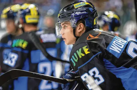  ?? Foto: imago ?? Er blickt einer vielverspr­echenden Zukunft entgegen: Tim Wohlgemuth wurde im Nachwuchs des ESV Kaufbeuren groß, vor der Saison wechselte der 19-Jährige zum ERC Ingolstadt in die DEL. Für die Oberbayern bestritt der Stürmer bislang alle Spiele.