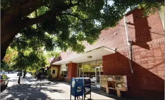  ?? SHERRY LAVARS — MARIN INDEPENDEN­T JOURNAL ?? The post office at 121San Anselmo Ave. in San Anselmo is among the sites the town has identified for potential constructi­on to meet the state's housing mandate.