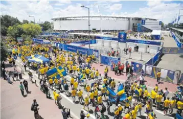  ??  ?? Lors de l’Euro 2016, Toulouse a accueilli entre 70 000 et 95 000 visiteurs étrangers (ici, des supporters suédois), elle a été élue « meilleure ville d’accueil ».