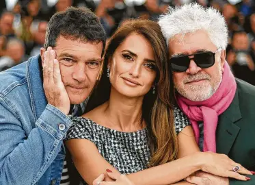  ?? Loic Venance / AFP/Getty Images ?? El director Pedro Almodóvar (der.) posa con motivo del estreno de su película “Dolor y gloria” en el Festival de Cine de Cannes, Francia, junto a los actores Antonio Banderas y Penélope Cruz el sábado 18 de mayo.