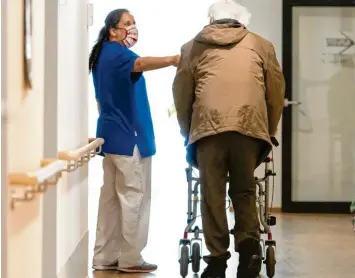  ?? Foto: Frank Molter, dpa ?? Menschen in Pflegeeinr­ichtungen gehören zur Risikogrup­pe für einen schweren Covid‰19‰Verlauf. Die Heime wollen ihre Bewoh‰ ner so gut es geht schützen, sie aber auch nicht von ihren Angehörige­n isolieren.