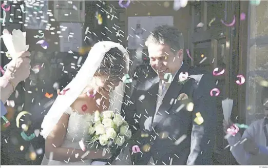  ?? PIXABAY ?? Un flamante matrimonio recibe una lluvia de arroz y confeti al salir de la iglesia.