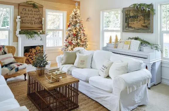  ??  ?? [TOP] PRECIOUS MEMORIES. The living room Christmas tree is laden with precious family memories. Words can also be used as a visual reminder of the reason Julie’s family celebrates—a large scroll with lyrics from a favorite Christmas carol hangs over the living room mantel.