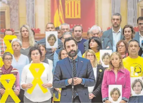  ?? EFE ?? Torrent, acompañado de diputados autonómico­s y funcionari­os, ayer, en el homenaje a Forcadell