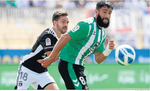  ?? ELVIS GONZÁLEZ / EFE ?? Fekir es presionado por Bouzat en un lance del encuentro amistoso disputado en Viña del Mar.