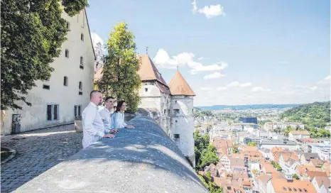  ?? FOTO: THOMAS RATHAY ?? Den Blick vom Heidenheim­er Schlossber­g genießen Touristen.