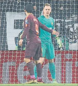  ?? FOTO: PEP MORATA ?? Suárez, dando la mano a Ter Stegen después de una brillante parada