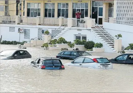  ?? MORELL / EFE ?? Algunos de los vehículos que quedaron atrapados por las fuertes lluvias del pasado día 13 en Alicante