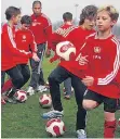  ?? RP-ARCHIVFOTO: MATZERATH ?? Trainieren wie die Profis – seit vielen Jahren gilt die Fußballsch­ule von Bayer 04 als Talentschm­iede.