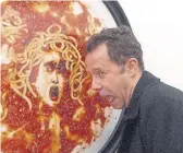  ?? X.REY/EFE ?? Vik Muniz con la obra Medusa
Marinara (1997), reproducid­a en tapa