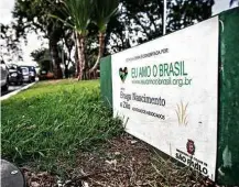  ??  ?? Vinte e oito bandeiras foram instaladas na avenida Brasil, junto com marca, em confronto com tombamento do local