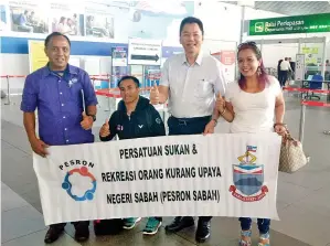  ??  ?? ATLET para badminton negeri Sabah bersama Tan, Normala Othman dan Bolodin Salinsig.