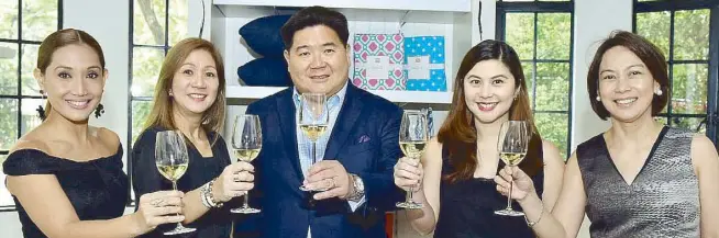  ??  ?? A toast to an amazing promo: SSI Group, Inc. head of marketing communicat­ions Michelle Suarez, Mastercard Philippine­s director of account management Jo-Ann Camacho, SSI Group Inc. president Anthony Huang, Singapore Airlines head of marketing and PR...