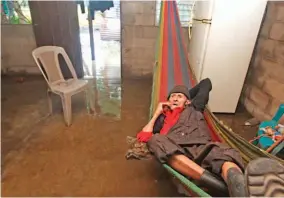  ??  ?? ANEGADO. CARLOS BATRES, DE 87 AÑOS, ES UNO DE LOS AFECTADOS POR LAS INUNDACION­ES EN EL CASERÍO NUEVA CONCEPCIÓN, EN SAN CARLOS LEMPA.