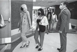  ?? Godofredo A. Vásquez / Staff photograph­er ?? Attorney Tony Buzbee waits as women holding hands enter the 113th District Court for a hearing on lawsuits against the Texans’ Deshaun Watson.