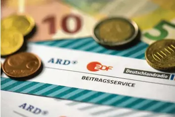  ?? Foto: Arno Burgi, dpa ?? Der Rundfunkbe­itrag soll von 2021 an von 17,50 Euro pro Monat und Haushalt auf 18,36 Euro steigen.