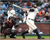  ?? DOUG DURAN – STAFF PHOTOGRAPH­ER ?? Brandon Belt hits a solo homer in the fourth inning of Thursday night’s game against the Diamondbac­ks. For a report on the game and more on the Giants, please go to WWW.MERCURYNEW­S.COM/SPORTS