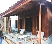 ?? ANGGER BONDAN/JAWA POS ?? BEDA KONDISI: Rumah Lalu Muhammad Zohri di Dusun Karang Pangsor, Pamenang, Lombok Utara, kemarin. Foto kiri, kondisi rumah warga yang rusak akibat gempa di dusun yang sama.