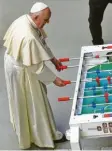  ?? Foto: Galazka, dpa ?? Fit oder nur inszeniert? Papst Franziskus Mitte August am Kicker.