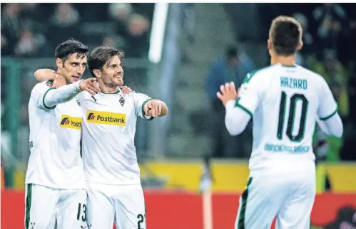  ?? FOTO: IMAGO ?? Er war’s! Borussias Torschütze Lars Stindl (li.) und Jonas Hofmann deuten nach 3:1 gegen Hannover auf Thorgan Hazard. Der Belgier gab die Vorlage.