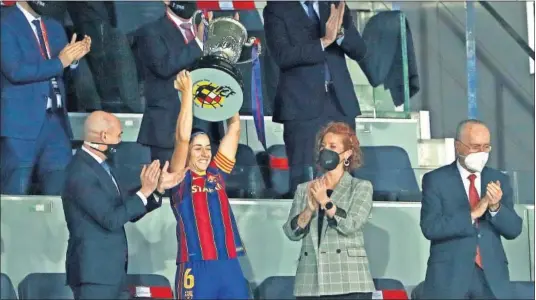  ??  ?? Luis Rubiales, presidente de la RFEF, Vicky Losada, jugadora del Barça, y Crtstina García, enfermera que ha superado la COVID-19.