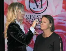  ??  ?? Carolyne Edmondston­e gets her make-up done by Amanda Macor before Texas Ladies Night.