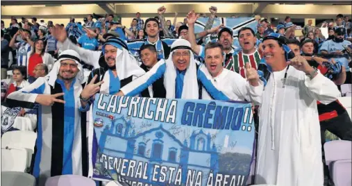  ??  ?? AL ESTILO ÁRABE. Los ‘torcedores’ de Gremio tomaron las gradas contra el Pachuca vestidos con túnicas y turbantes con los colores de su equipo.