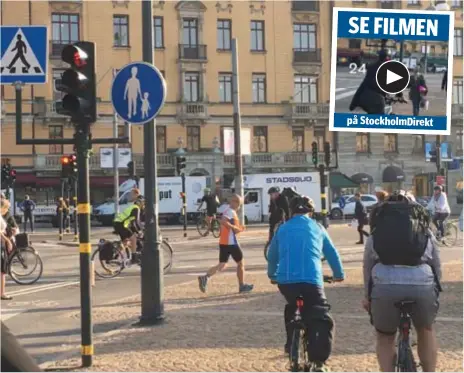  ?? FOTO: HAMPUS JARNLO ?? KÖR PÅ. Få cyklister respektera­r rödljuset vid Nybrokajen.