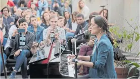  ?? MARIO QUINTERO ?? Julieta Venegas, música y poesía, junto a Mariano Blatt, en Eterna Cadencia.