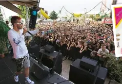  ??  ?? A sinistra, Sfera Ebbasta sul palco a Senigallia (AN). Sopra, la cover del suo album Rockstar.