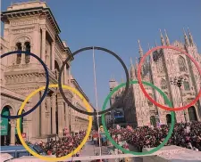  ??  ?? Milano e il sogno olimpico: festa a cinque cerchi in piazza del Duomo