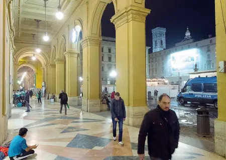  ??  ?? A sinistra i portici di piazza della Repubblica che di sabato sera si popolano di ragazzini, spesso ubriachi
