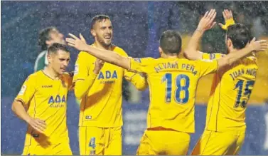  ??  ?? EL 1-0. Los jugadores del Alcorcón felicitan a Burgos, autor del primer tanto al transforma­r un penalti.