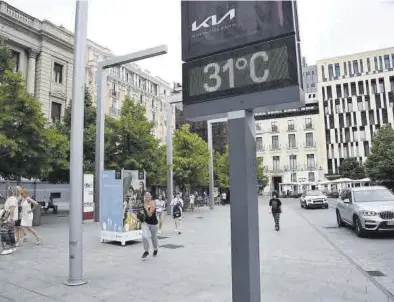  ?? ÁNGEL DE CASTRO ?? Un termómetro marca 31 grados, ayer, en el centro de Zaragoza.