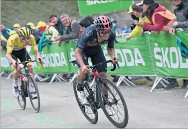  ??  ?? Richard Carapaz, cuando atacó a Tadej Pogacar en el Portet y el esloveno se soldó a su rueda.