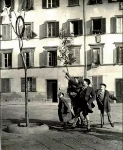  ??  ?? Il gioco della ruota in piazza del Carmine negli anni ‘40