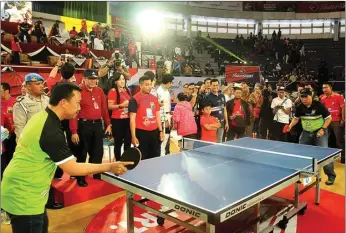  ?? ZAIM ARMIES/JAWA POS ?? APRESIASI POSITIF: Menpora Imam Nahrawi (kiri) bermain tenis meja melawan Kapolda Jatim Irjen Pol Machfud Arifin pada acara pembukaan Kapolda Jatim Cup 2017 di DBL Arena, Surabaya, kemarin.