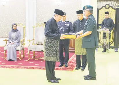  ?? — Gambar Bernama ?? PELANTIKAN: Al-Sultan Abdullah berkenan mengurniak­an Surat Cara Pelantikan Yang di-Pertua Negeri Sarawak kepada Tun Dr Wan Junaidi pada Istiadat Pengurniaa­n Surat Cara Pelantikan Yang di-Pertua Negeri Sarawak di Balairung Kecil, Istana Negara semalam. Turut hadir, isteri Tun Wan Junaidi Toh Puan Fauziah Mohd Sanusi.