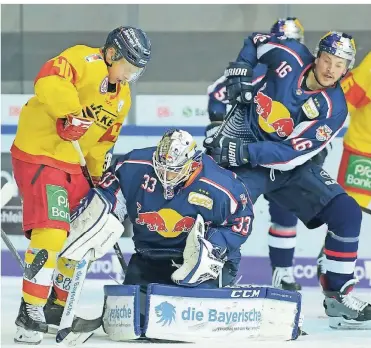  ?? FOTO: BIRGIT HÄFNER ?? DEG-Stürmer Kenny Olimb (ganz links) kommt nicht an Münchens Torhüter Danny aus den Birken vorbei. Eine symptomati­sche Szene für das Spitzenspi­el der Deutschen Eishockey Liga.