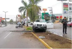  ??  ?? AHORA UNA CAMIONETA se impactó contra dos objetos fijos en la prolongaci­ón de la avenida Miguel Hidalgo.