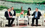  ??  ?? Li Keqiang rencontre Philip Hammond.