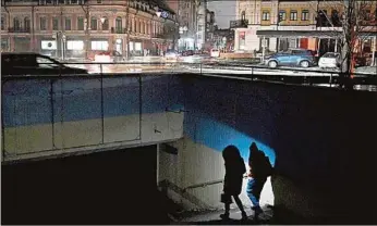  ?? ?? KIEV.
Peatones usan linternas para un pasaje subterráne­o tras ataques rusos que dañaron la infraestru­ctura.