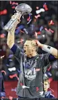  ?? BOB ANDRES / AJC 2017 ?? New England quarterbac­k Tom Brady celebrates his fifth Super Bowl win after beating Atlanta in overtime.