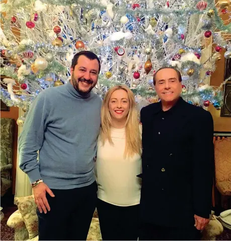  ??  ?? Su Instagram La foto postata ieri da Silvio Berlusconi, 81, davanti all’albero di Natale della villa di Arcore con Matteo Salvini, 44 anni, e Giorgia Meloni, 40 anni