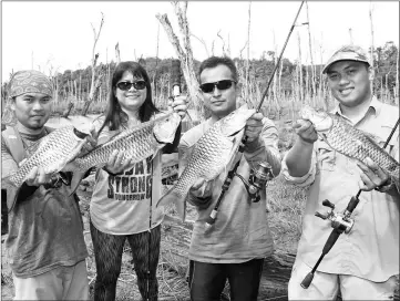  ??  ?? Avid anglers (from left) Franky Jubang, Yati Upon, Rimau Tengguling and Deli Jubang show the sebarau fish locally known as ‘ikan adong’ they caught at Paran Baloi River in Belaga recently. These fishing enthusiast­s took a three to four-hour boat ride...