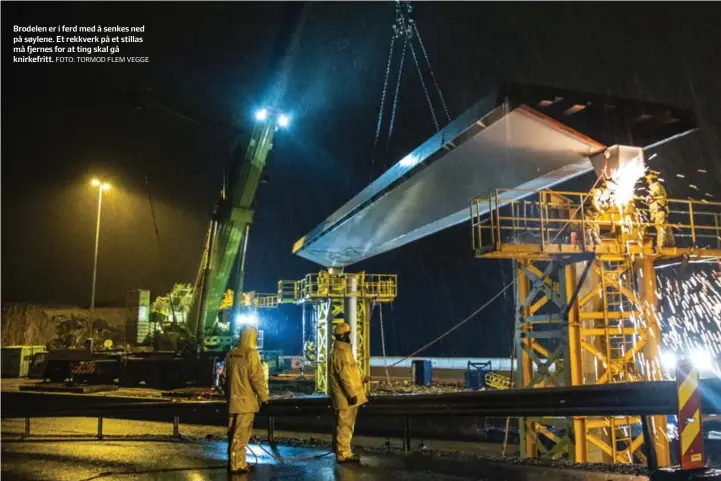  ?? FOTO: TORMOD FLEM VEGGE ?? Brodelen er i ferd med å senkes ned på søylene. Et rekkverk på et stillas må fjernes for at ting skal gå knirkefrit­t.