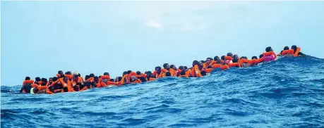  ??  ?? I soccorsi
I migranti che furono recuperati in mare aperto nell’agosto scorso e portati a bordo della nave della ong Open Arms (Ap)