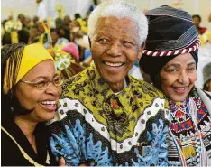  ?? Foto: dpa ?? Nelson Mandela bei seinem 86. Geburtstag zusammen seiner Frau Graca Machel (links) und seiner Ex Ehefrau Winnie Madikizela Mandela.
